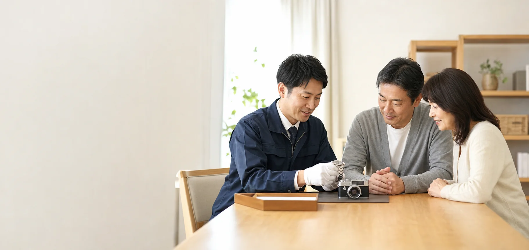 査定士がお客様に説明している様子
